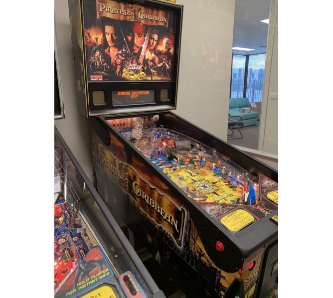 Stern PIRATES OF THE CARIBBEAN Pinball Machine for sale 